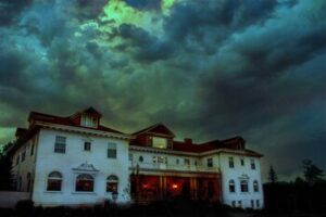 Read more about the article CHECK IN IF YOU DARE: PEACOCK AND BLUMHOUSE ARE TAKING OVER THE STANLEY HOTEL THIS OCTOBER